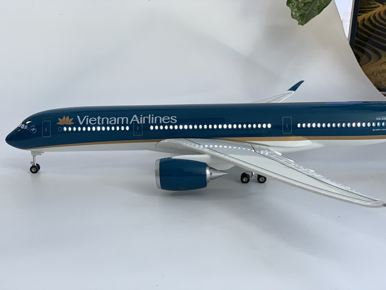 Mô hình máy bay Viet Nam Airlines cao cấp Airbus A350 47 cm có đèn led, bánh xe trưng bày