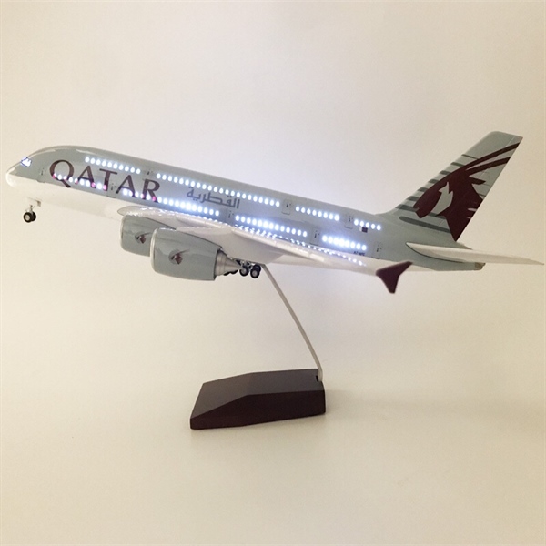 Mô hình máy bay Qatar Airlines A380 47 cm có đèn led bánh xe