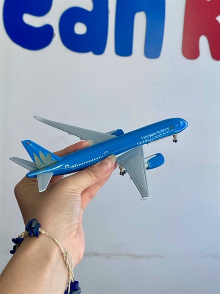 Mô hình máy bay Vietnam Airlines B787 20cm - Kim loại
