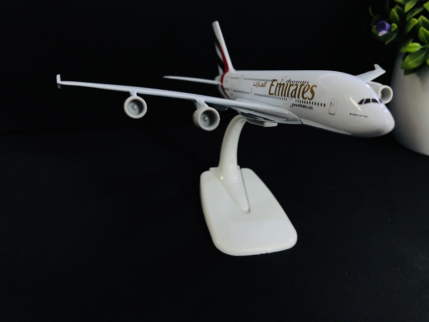 Mô hình máy bay Emirates Airlines B787 20cm - Kim loại