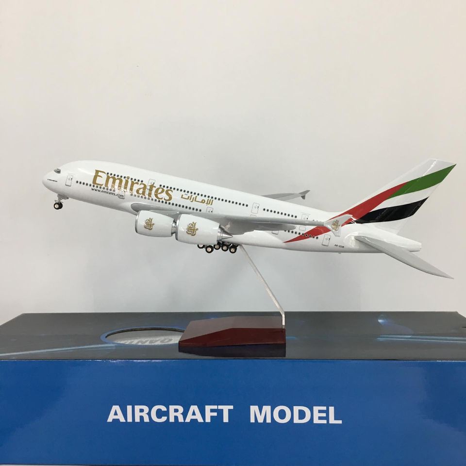 Mô hình máy bay Emirates Airlines A380 dài 47 cm có đèn led và bánh xe