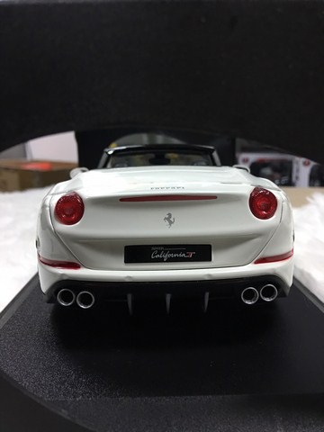 SP005862 - [Burago] Ferrari California T Convertible 118 [White] - Mui trần