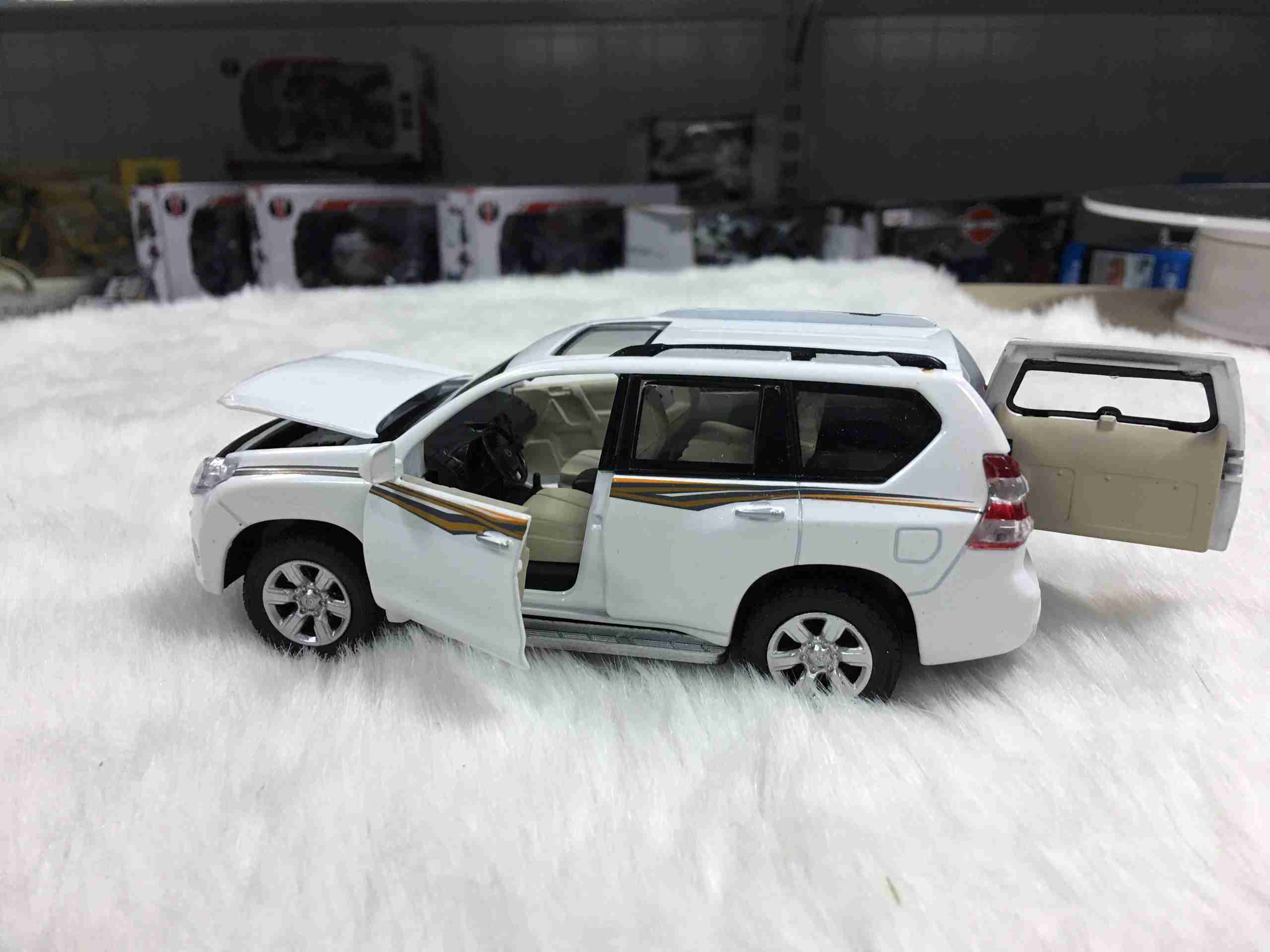SP004251 - [Shenghui] Toyota Prado 865 boxed 132[White] SP004251