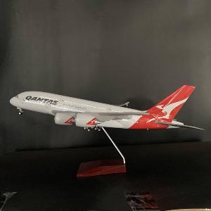 Mô Hình Máy Bay Qantas Airways A380 UAE 47cm Có Đèn Và Bánh Xe