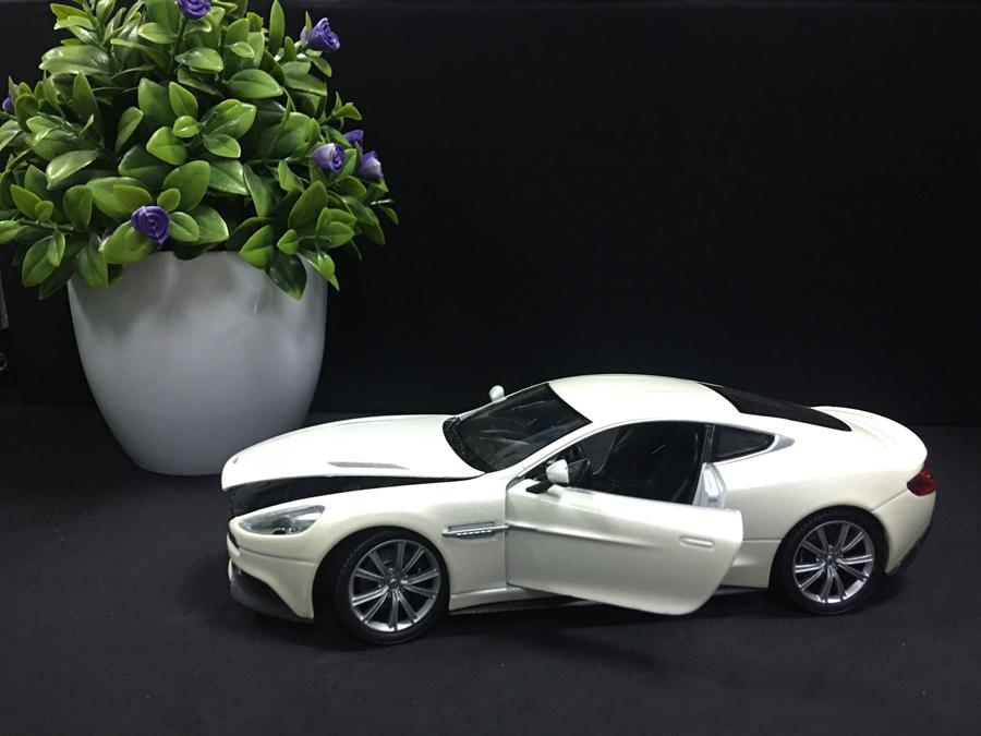 SP005001 [WELLY] Aston Martin VANQUISH 124 [White]